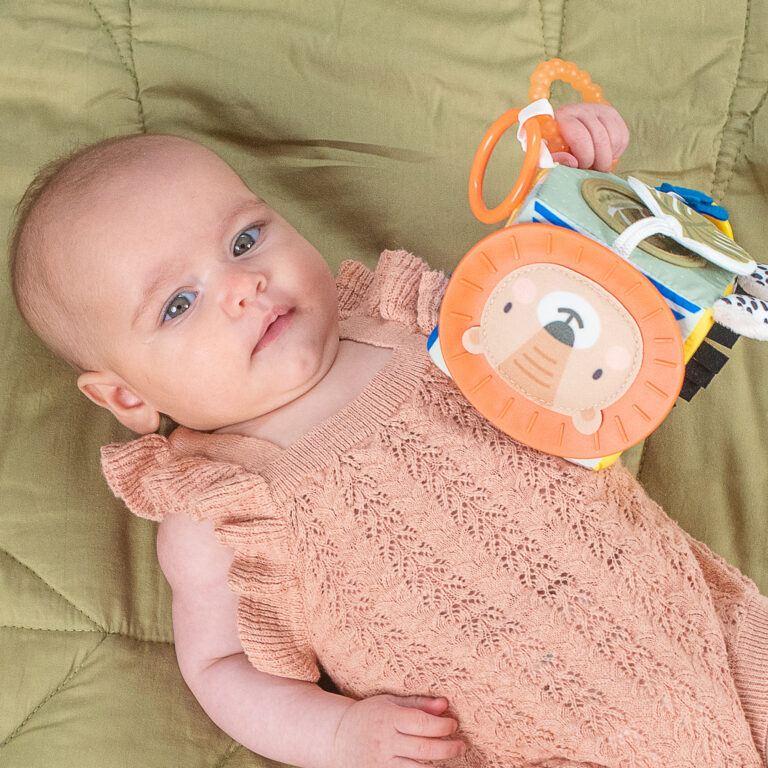 מתנה ליולדת בן - כוללת סל צבעוני קלוע עם קוביית סקרנות צבעונית, שלישיית חיתולי טטרה וכובע לתינוק
