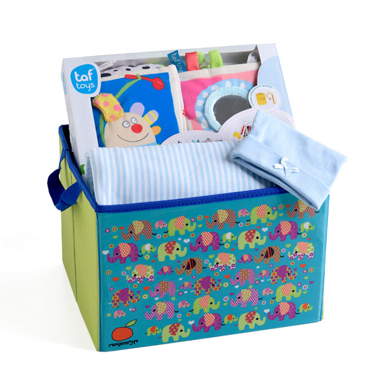 מתנה ליולדת בן הכוללת חבילת לידה מרגשת ובה שמיכה, ספר בד וכובע בקופסת צעצועים