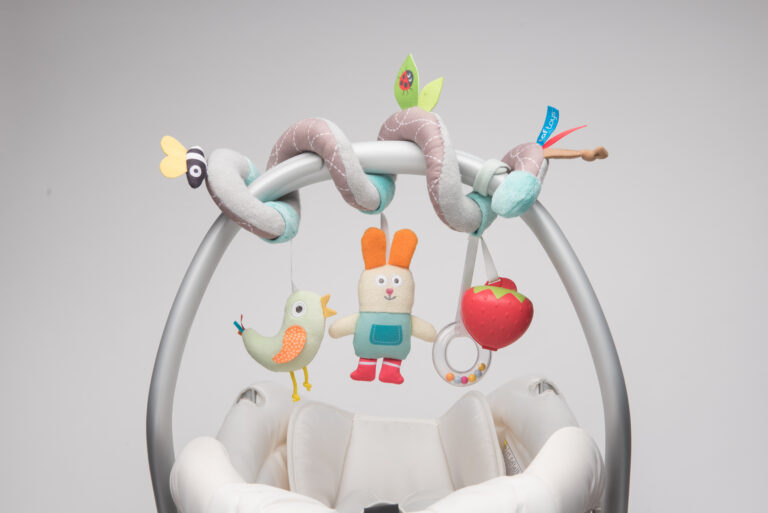 מתנת לידה מחבקת יוניסקס בסל צבעוני המכילה ספירלת גן לסל קל ולעגלה, מראה בטיחותית לרכב עם דמות קואלה, קפוצ'ון מגבת ושלישיית חיתולי טטרה