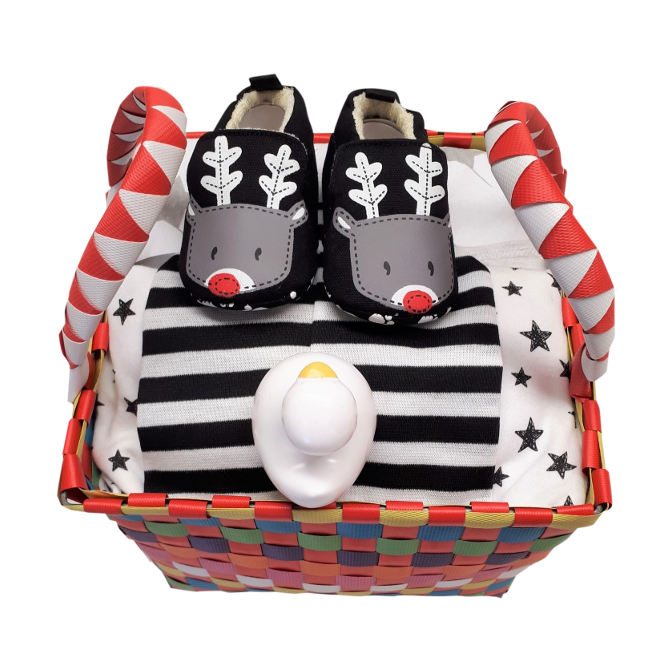 מתנה מדהימה ליולדת בת ובן המכילה סל צבעוני קלוע עם כירבולית טטרה ענקית בשחור-לבן, נעלי בית, כובע מפוספס שחור-לבן, ברווזון לאמבט